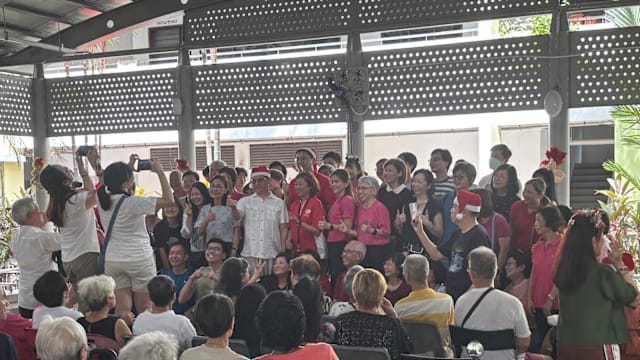 金殿西居民联系网招待200老人与租赁组屋居民 欢庆圣诞品尝榴梿