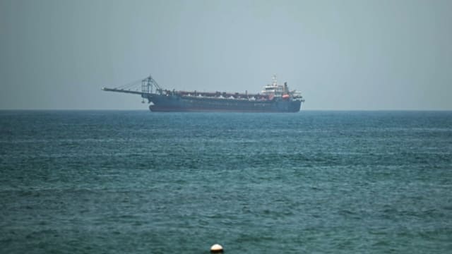 英国海事机构：卡塔尔外海货船遭不明飞行物击中