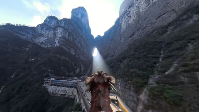 中国首例全景无人机观光项目 “御龙飞行”360度俯瞰张家界