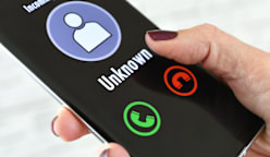 தொலைபேசி மோசடியில் $130,000 இழந்த பெண் 