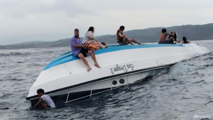 Australian tourist killed, 2 injured as snorkelling boat capsizes off Indonesia's Bali island Australian tourist killed, 2 injured as snorkelling boat capsizes off Indonesia's Bali island