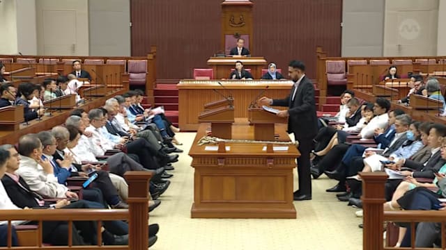 八名议员发言 就英兰妮提呈动议展开辩论