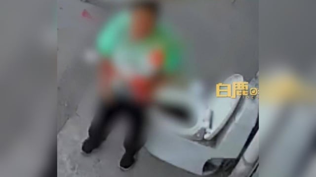 不顾店主制止 中国大妈用样品马桶如厕