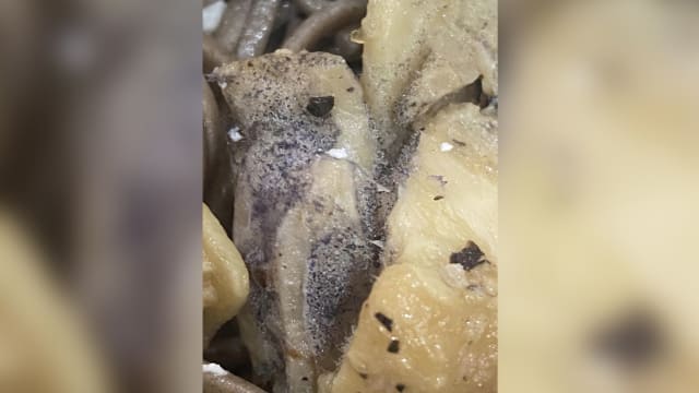 称外卖的鸡肉发霉是摆乌龙？ 店家：是鸡油姜汁凝固所致