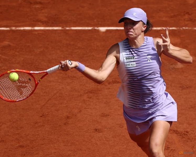 Four-times champion Swiatek cruises into French Open fourth round