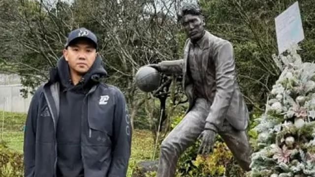 赴墓园探望高以翔　黑人陈建州与铜像合影