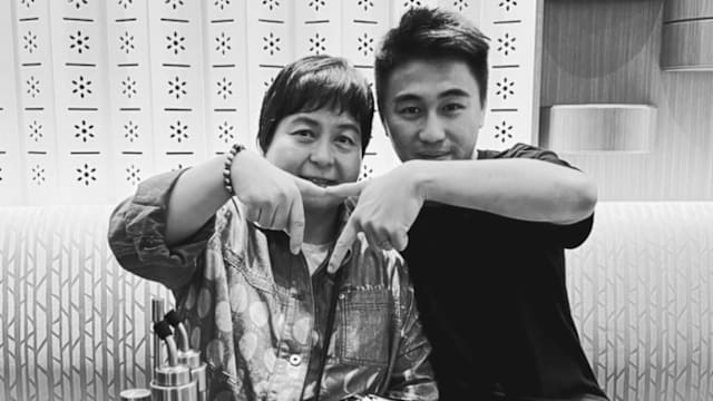 何超蕸离世，何猷君晒黑白照悼念