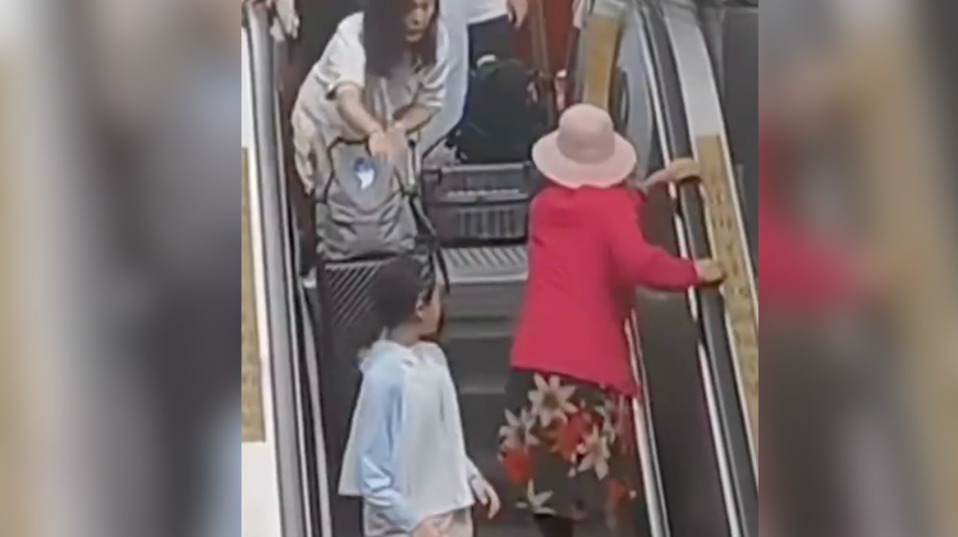 妇人执意逆向行走 导致扶梯区域严重堵塞