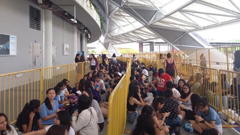 Fans queue up early ahead of One Direction concert