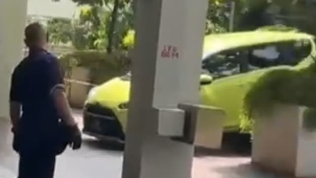 汽车闯入国大教学楼走道 85岁男司机因疏忽行为助查