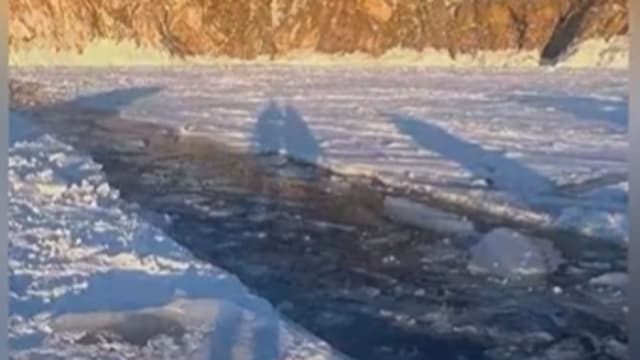 俄冰湖再现两起车辆坠陷事故 六人一度被困