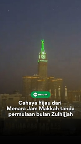 Cahaya hijau yang terpancar dari Menara Jam di Makkah