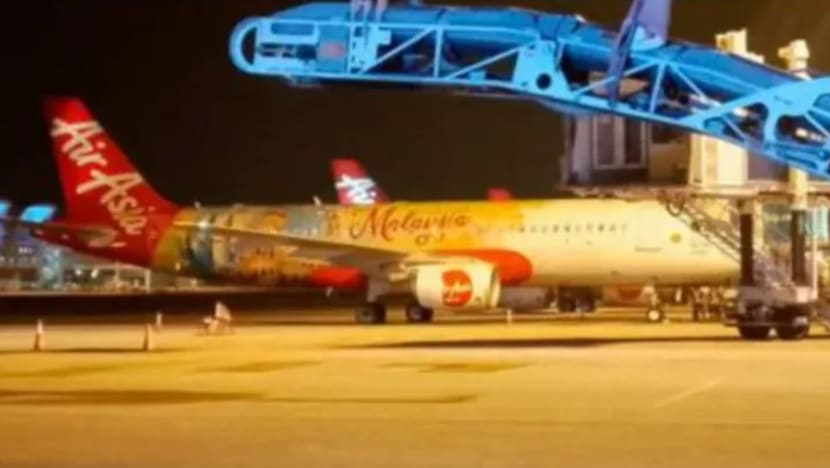 Pesawat Air Asia selamat mendarat di KLIA2 selepas enjin terbakar
