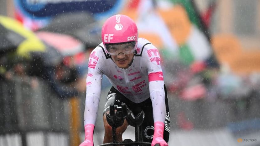 Carapaz solos to Giro stage 11 win, Del Toro stays in pink