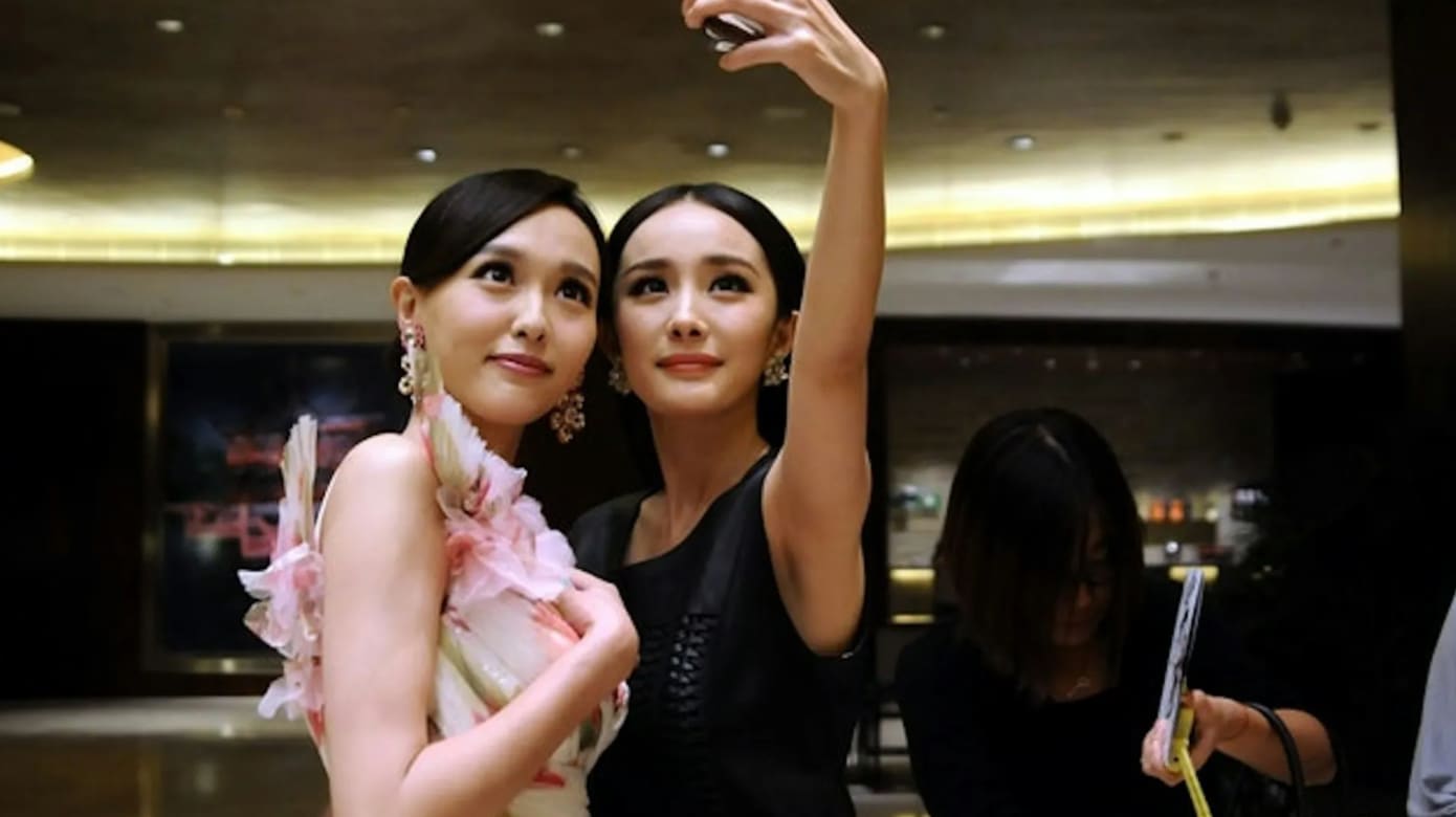 昔日好闺密同场零交流，传杨幂、唐嫣为名利反目！ - vibes by 8world, image size:1390x780