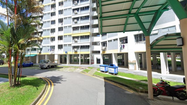铁支从组屋高处坠下 中年男子惨被击中致头骨裂