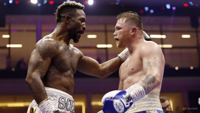 Alvarez outpoints Scull to reclaim undisputed super middleweight championship