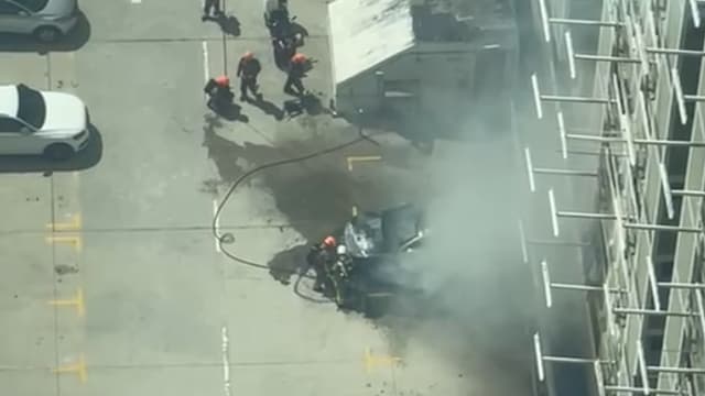 芳林大厦停车场顶层汽车起火 引擎盖被炸开