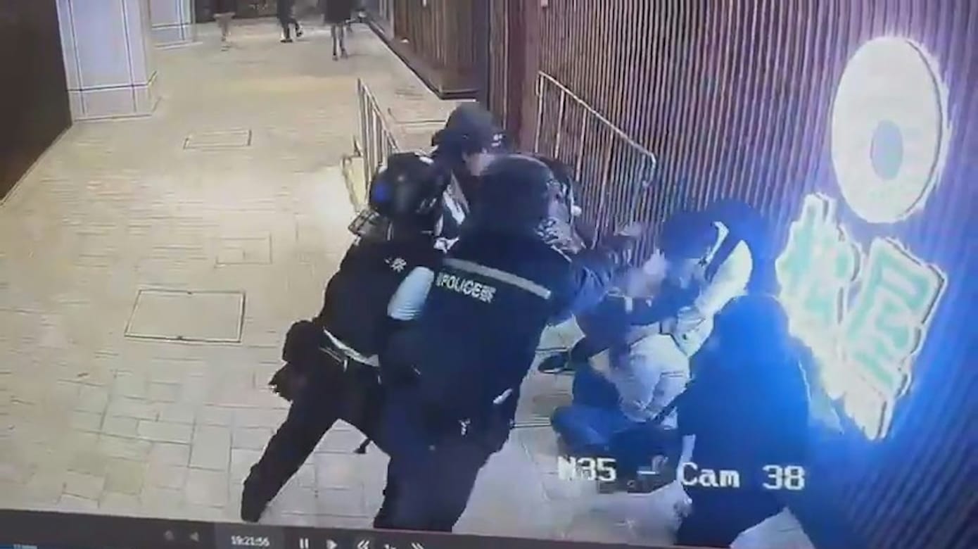 香港屯门枪击案！男子挟持女路人挥刀行凶遭击毙两视频流出