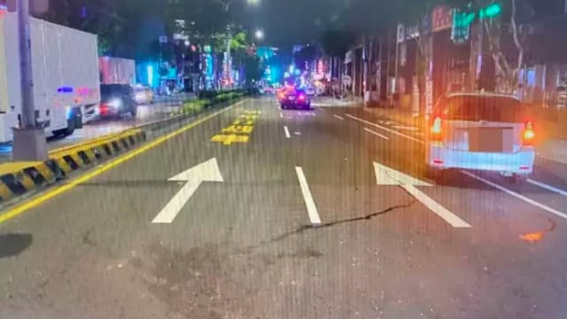 过马路时低头刷手机 台湾女子遭车撞倒后再被辗毙