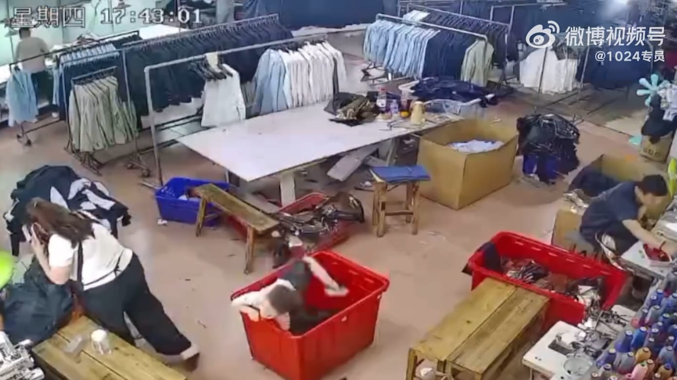 中国男童帮妈妈整理衣服跌入大箱 险酿悲剧