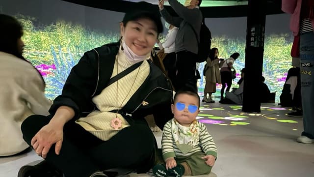 “小腰果”好重哦！Selina享受甜蜜的负担
