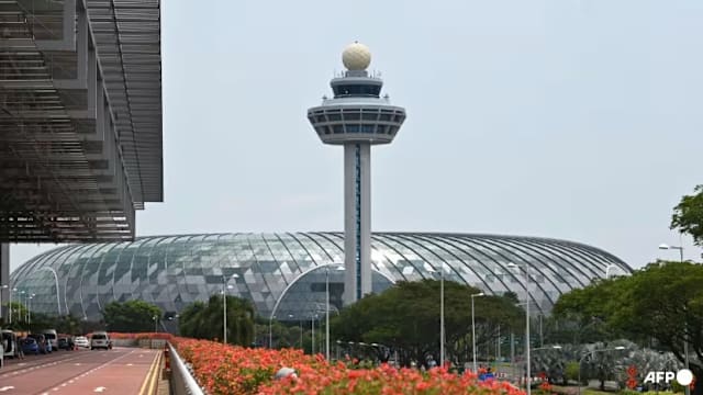 我国十年内需增聘约200名空中交通管制员