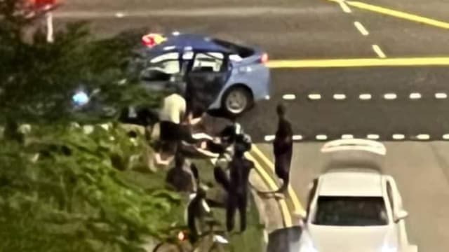 德士冲上广东民连路人行道 三人送院