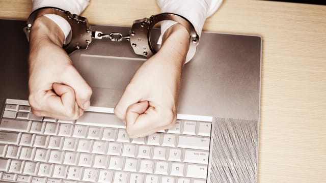 名校前男教师让男学生看色情片 被判监54天
