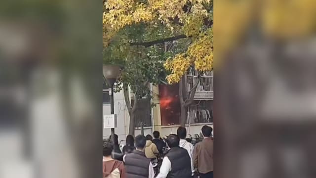 齐鲁工大宿舍火灾 学生批人脸识别闸机阻逃生