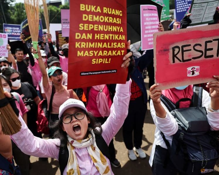 'Pink and green' protests call for a reset in Indonesia