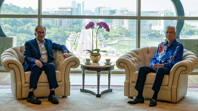 马国首相安华同前首相依斯迈会面 就当前课题交换意见