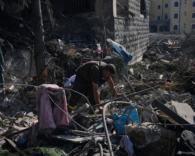 Israel strikes Lebanon, accuses Hezbollah of truce violations Israel strikes Lebanon, accuses Hezbollah of truce violations