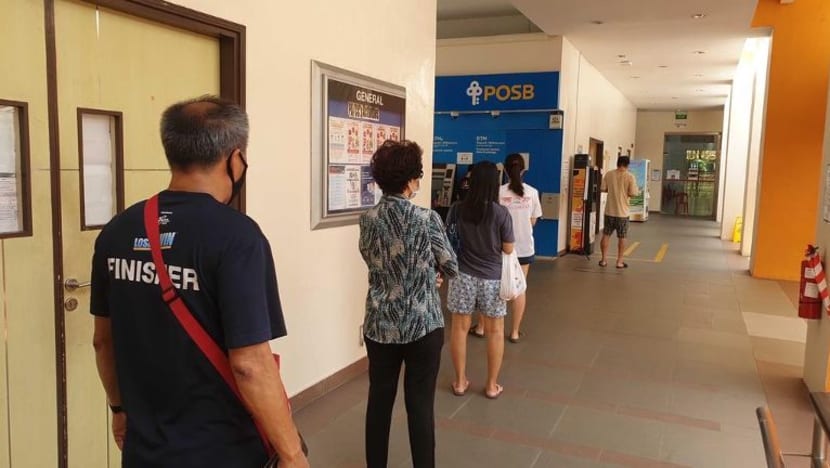 Bayaran S$600 Pemerintah pada 14 April sebabkan barisan beratur panjang di ATM