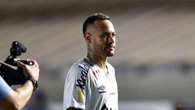 Neymar responds to jeering fans by scoring directly from corner