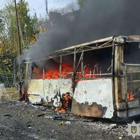乌克兰前线城市两辆巴士遭炸毁 造成30人死亡