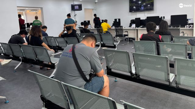 怕被罚款赶办VEP 本地车主在新山办理中心苦等