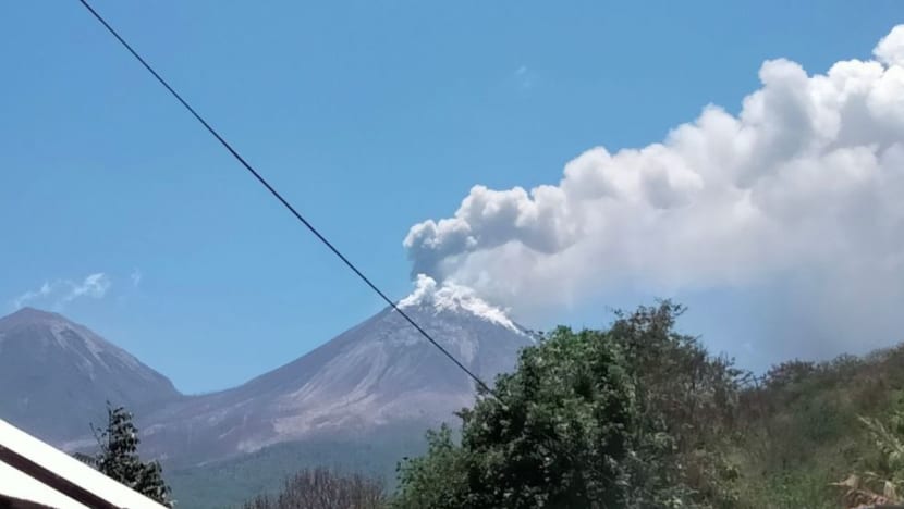 Muntahan abu vulkanik Gunung Lewotobi, maskapai ramai-ramai batalkan penerbangan ke Bali
