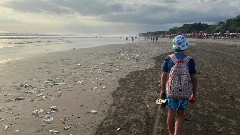 Darurat sampah, Bali larang jual dan edarkan air mineral kemasan di bawah 1 liter Darurat sampah, Bali larang jual dan edarkan air mineral kemasan di bawah 1 liter