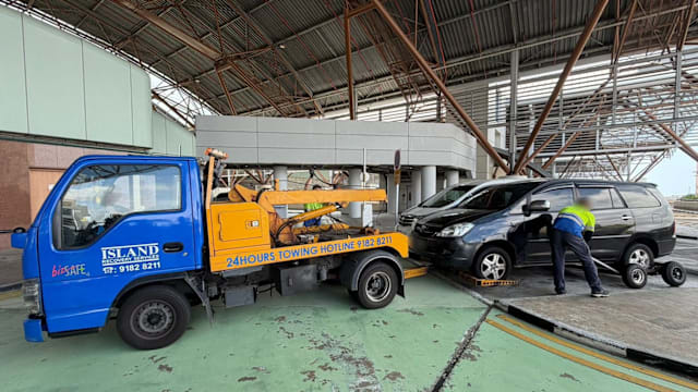 我国持续打击非法跨境载客服务 再有10辆车被扣