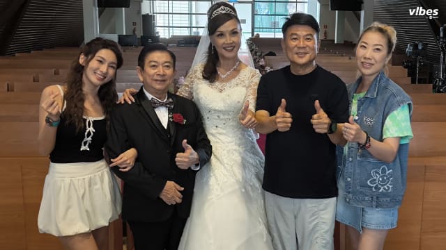 再演梁导贺岁片　莫小玲扮机器人“入戏”太深，撞断脚趾自己“移”回去？！