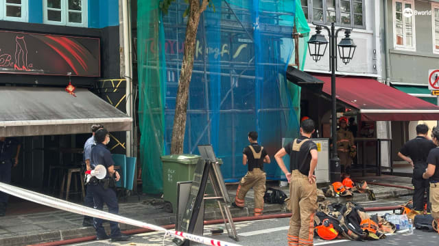 驳船码头餐厅起火一人受伤 目击者：被疏散到楼下