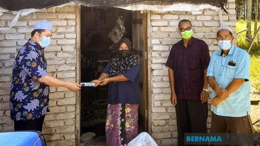 Ibu tunggal pacakkan bendera putih di hadapan rumah dek terdesak perlukan bantuan