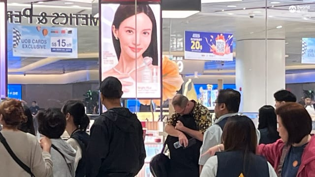 终于平安归来 SQ321航班乘客与亲友相拥三分钟