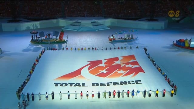 全面防卫表演 出动六辆巨型花车