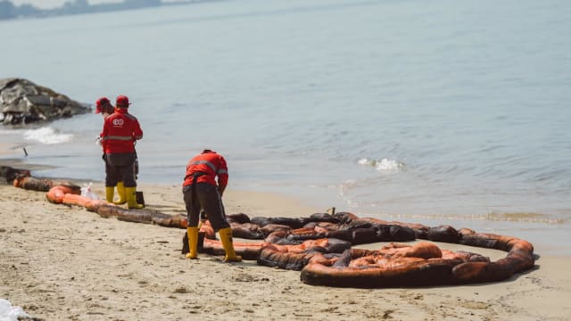 傅海燕：当局已在圣淘沙三个海滩 捞起逾7万公斤被石油浸透的沙子