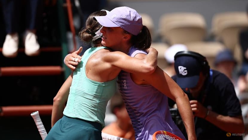 Four-times champion Swiatek cruises into French Open fourth round