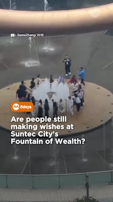It looks like they might be a tour group though. But for real — Singaporeans, does anyone still do this? #8dayssg #8dayssgtrending #sunteccity #fountainofwealth #wishes 