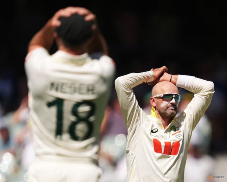 Lyon omission in the spotlight as Australia seamers endure tough day