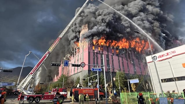 韩国物流中心大火狂烧近10小时 11直升机150消防车全力扑救